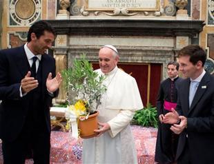 Football-loving pope cheers Messi, other players