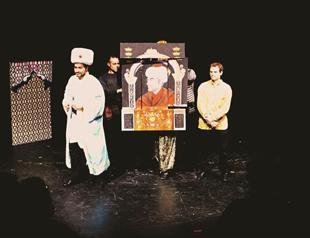 Sultan meets painter on stage