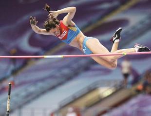 Isinbayeva lights up Moscow with fairy tale gold