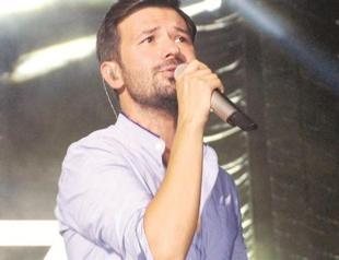 Yalın sings in Çeşme