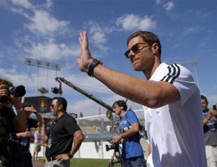 Real Madrid midfielder Xabi Alonso breaks foot