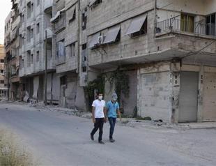 Syrian forces bombard Damascus suburbs after rebels say gas attack kills hundreds