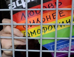Russian TV takes US journalist off air for gay-rights protest
