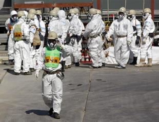 Fukushima workers checking 300 tanks for more leaks
