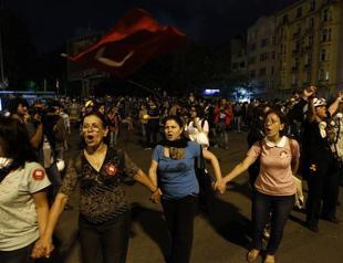 Mothers of protesters join demos by forming human chain in Gezi Park