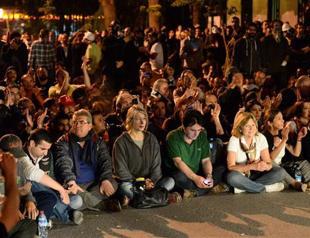 Main opposition deputies stage sit-in to prevent police intervention in Ankara