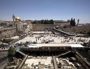 Hamdallah becomes first Palestinian PM to visit Al-Aqsa