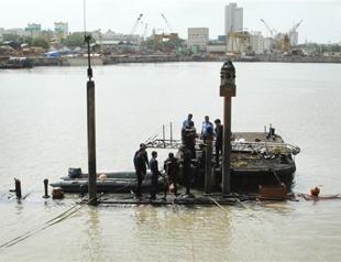 Bodies found in Indian submarine, survivors unlikely
