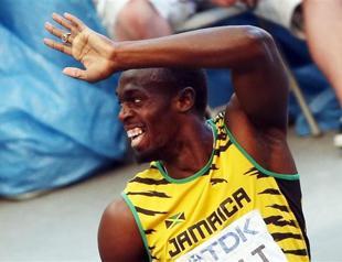 Usain Bolt breezes through 200 heat at worlds