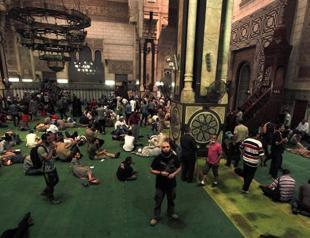 Turkish FM Davutoğlu speaks with OIC head over siege at Cairo mosque