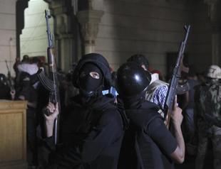 Egyptian security forces end standoff with Morsi supporters at Cairo mosque