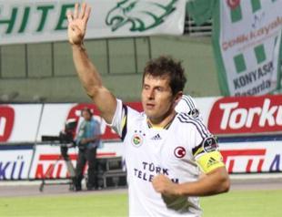 Fenerbahçe captain Emre shows support for Egypts Morsi with gesture