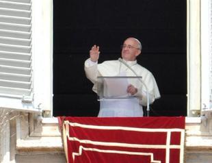 Pope urges world to help find solution to war in Syria