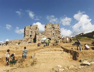 Excavations at Byzantine castle in Istanbul reveal 80 artifacts