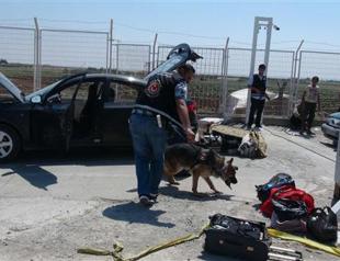 Turkish police seize car with explosives at Syria border