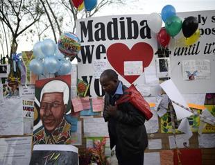 Mandela on life support, Zuma cancels foreign trip