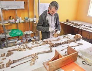 Mummies found in ancient royal tomb in Peru