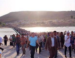 Thousands of Syrian Kurds pour into Iraqi Kurdistan as clashes intensify