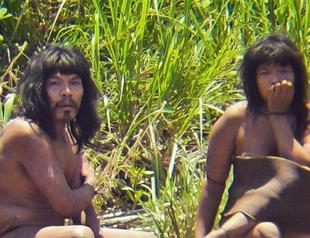 Isolated Mashco-Piro Indians appear in Peru