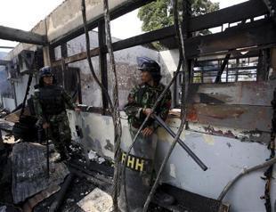 Hunt for Indonesia inmates after mass jailbreak, 5 dead