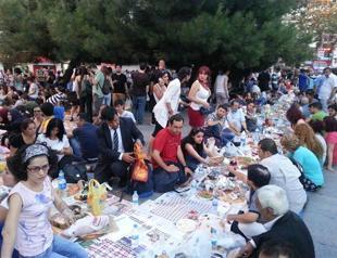 Groups organize iftar in Istanbul neighborhood in response to civilian attack on Gezi supporters