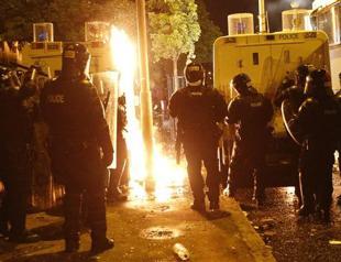 Over 40 police officers and rioters hurt in Belfast riots