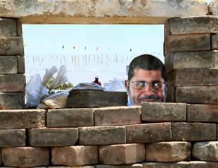 Egypt prosecutors quiz Morsi over prison break