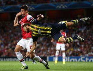 Easy for Arsenal as Schalke edge into group stage