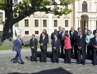 G20 warns global recovery too weak, shadowed by risks