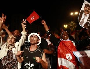 Thousands rally, calling for Tunisian government to go