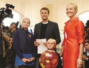 Putin foe Navalny challenges Sobyanin in mayoral election