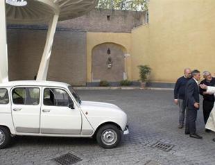 Italian priest gifts pope his old Renault
