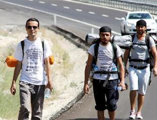 Turkish police offer marching protesters a ride