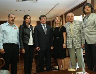 Turkish FM meets families of kidnapped pilots in Lebanon