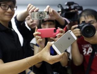 Apple unveils two new iPhones for world market