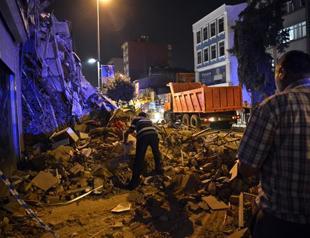 Building in Istanbul’s Beyoğlu crumbles after evacuation