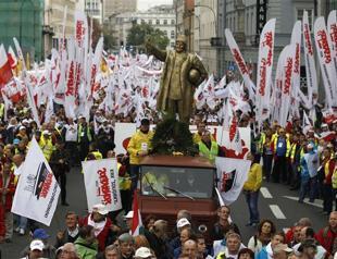 Polish unions in mass anti-government protest