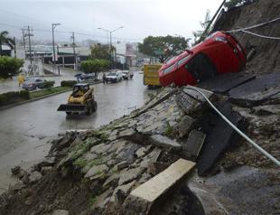 Hurricane, tropical storm combine to kill 21 in Mexico