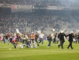 Istanbul derby game suspended after supporters invade field
