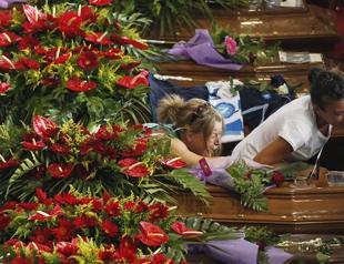 Thousands mourn victims of Italian bus crash