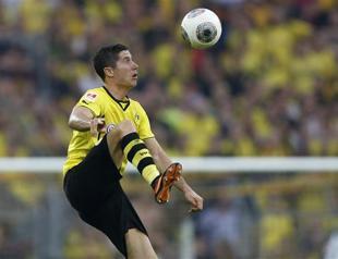 Lewandowski back with Dortmund after failed bid