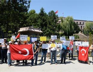 Retired soldiers protest coup cases in front of Turkish General Staff