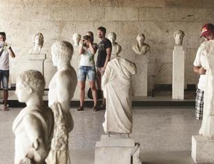 Greek tourism surge heals economy in red