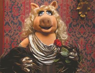Miss Piggy joins Kermit the Frog at museum