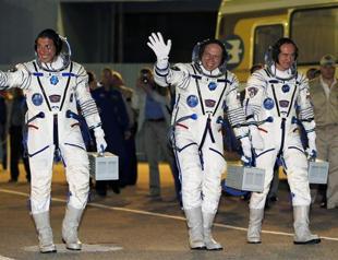 New space crew joins ISS on Olympic torch mission