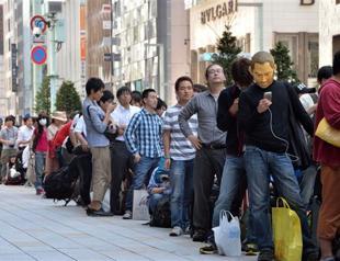 Apple buyers rue high price of new low cost iPhone