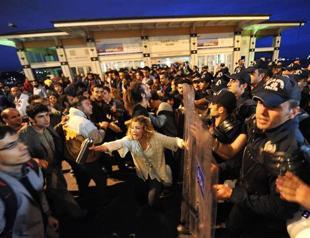 Protesters briefly detained in demo against the privatization of ferry dock in Istanbul’s Beşiktaş