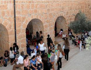 Syriacs apply for elementary school