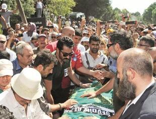 Veteran Turkish actor Kurtiz laid to rest amid burial place controversy