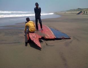 Indonesia asylum boat toll hits 39 as PM Abbott visits